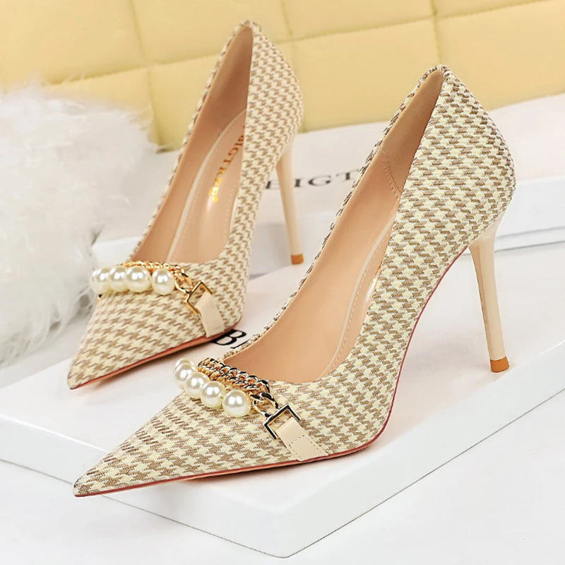 2025 Spring Women’s Pumps – Luxury Pearl & Metal Chain Stilettos with Checked Grain, High Heels Banquet Shoes for Women (Size 43)